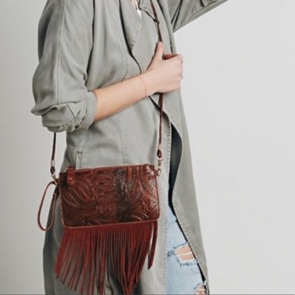 NWOT FREE PEOPLE BOHO FESTIVAL TOOLED LEATHER FRINGE BAG / WRISTLET Z4-7 - Picture 1 of 4